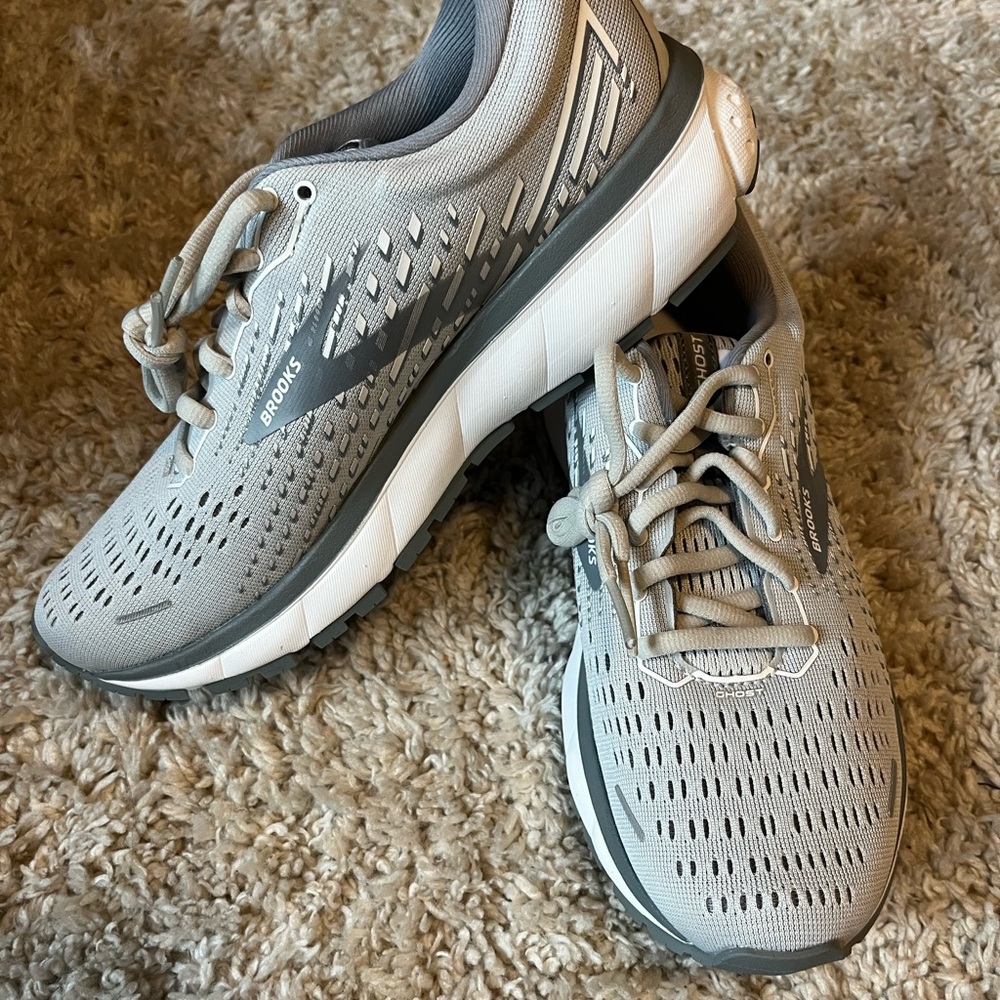Brooks Light Gray Ghost 13 sneakers
